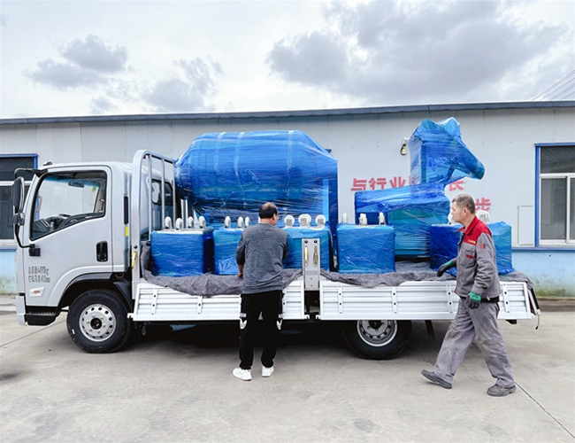 安徽阜陽牛肉加工廠訂購1200L真空滾揉機，上料器，料車發貨現場